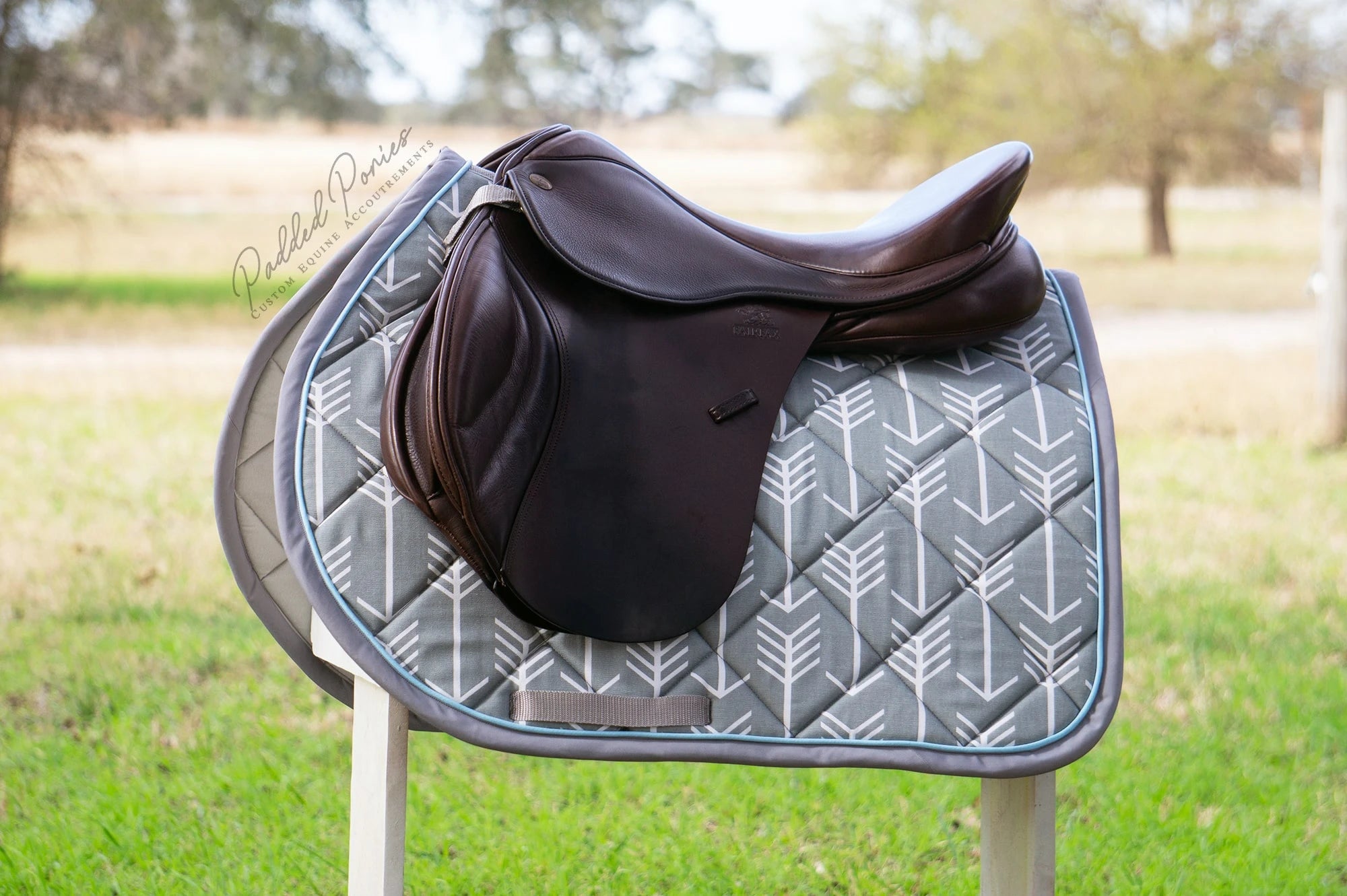 Gray and Baby Blue Arrows Print Jump Saddle Pad