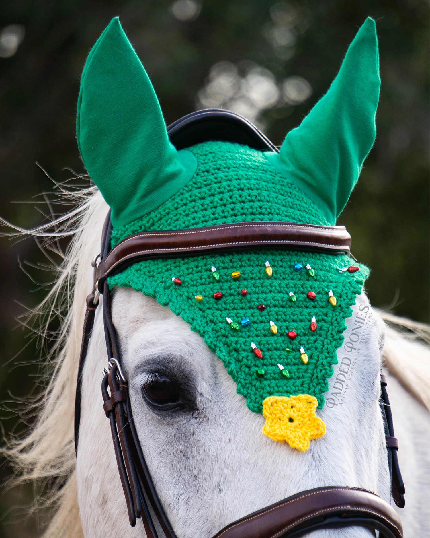 Green Christmas Tree with Lights, Star, and Ornaments Horse Fly Veil Bonnet