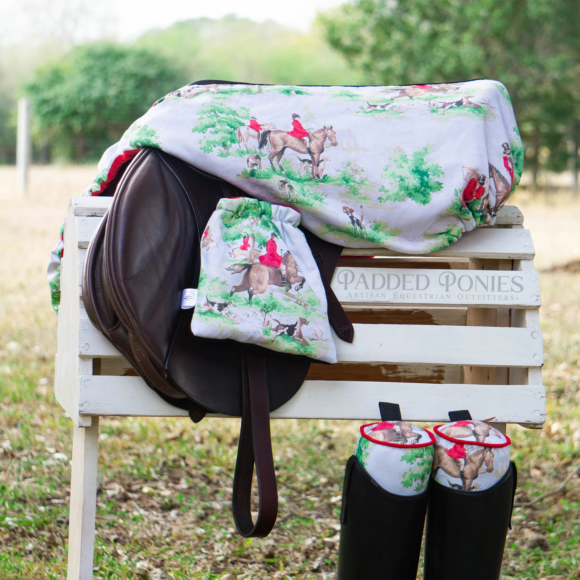 Equestrian Foxhunting Toile All Purpose Saddle Cover with Matching Stirrup Covers and Boot Trees
